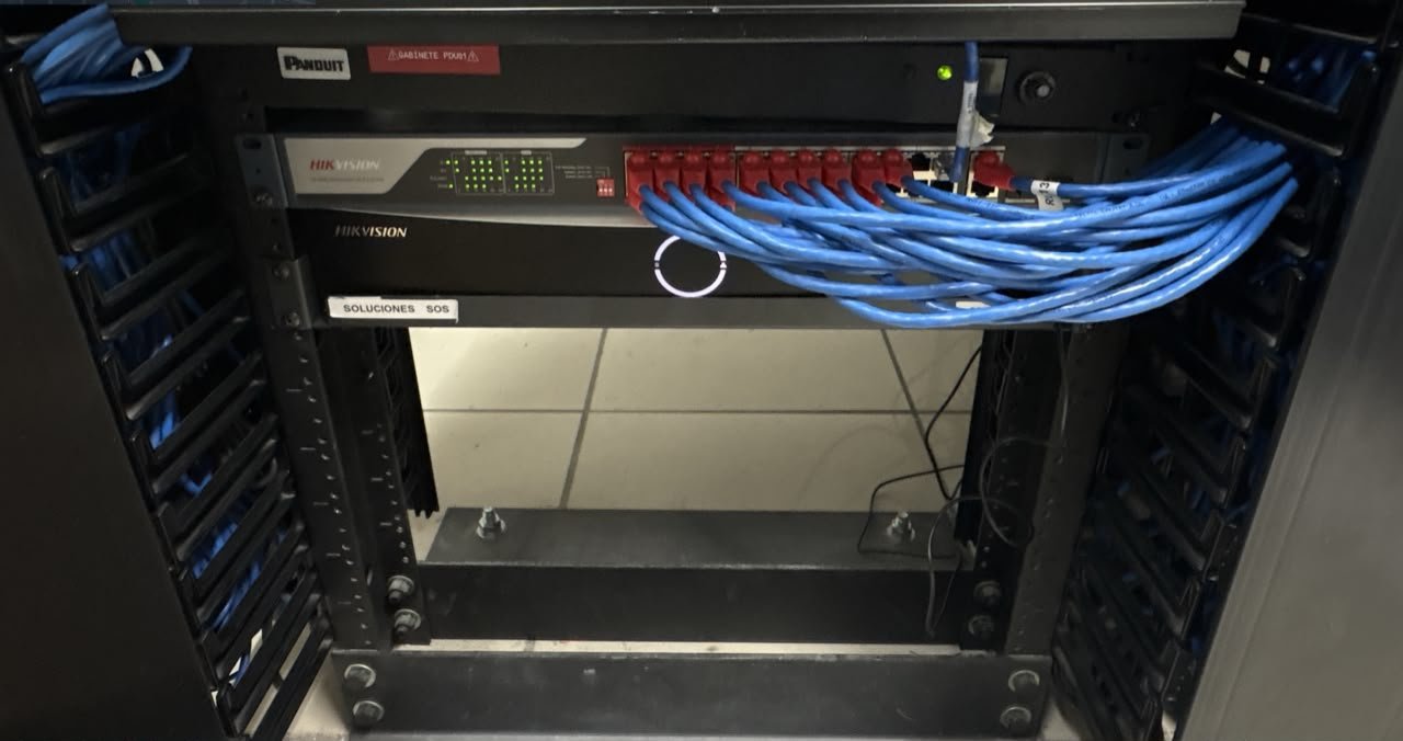Gabinete con equipos y cableado azul organizado